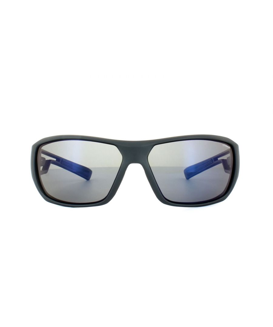 Polaroid Sport Sunglasses P7401 9N7 JB Dark Blue Gray Polarisated zijn een perfecte zonnebril voor elke sport met de sportieve ingepakte stijl die uitstekende bescherming biedt tegen de schittering van de zon met de uitstekende ultrasight ultralicht gepolariseerde lenzen