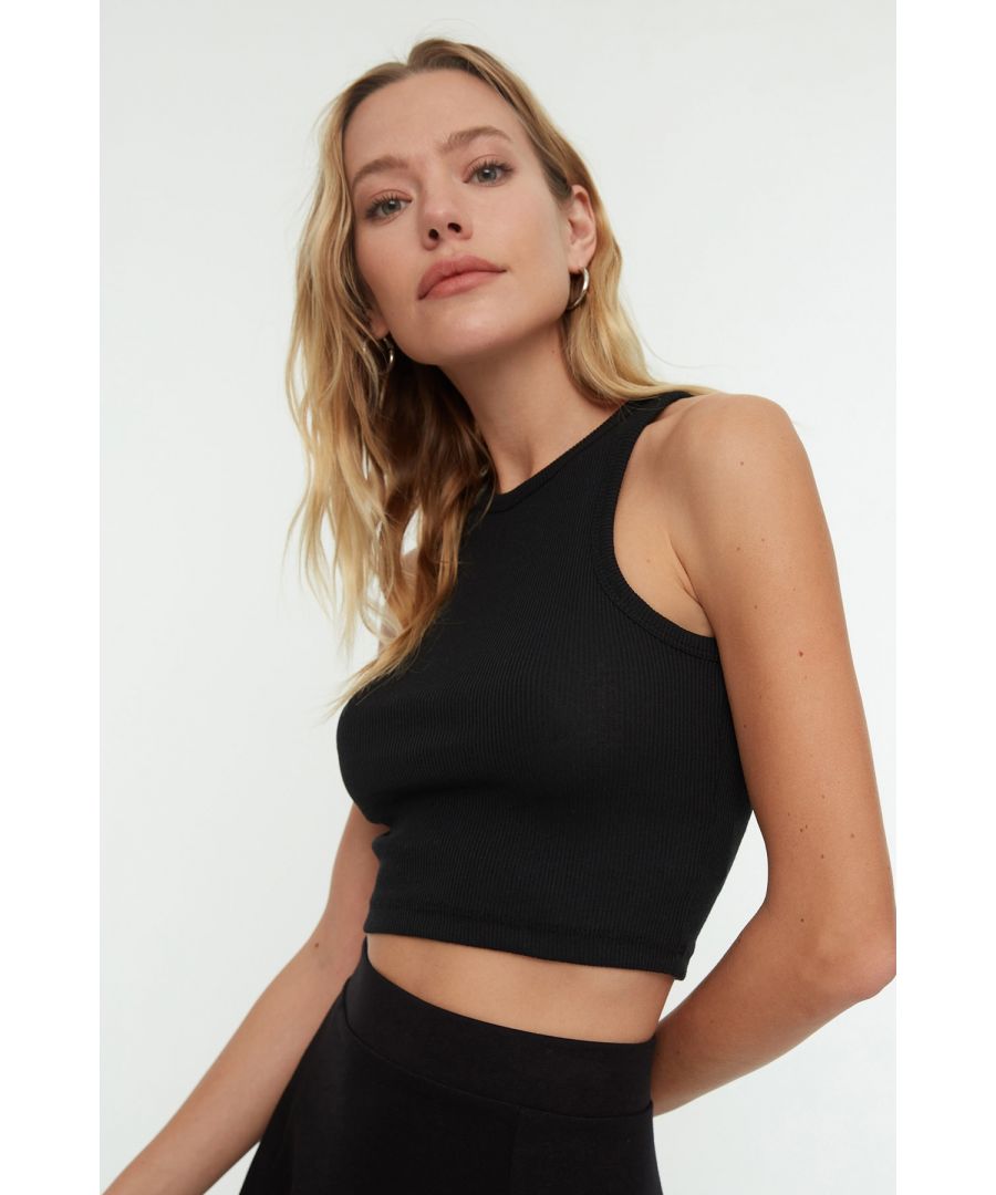 Model's Measurements: Height: 1.78, Bust: 80 Waist: 58, Hip: 89 The product on the mannequin is size S/36. 65% Polyester 34% Cotton 1% Elastane, Knitted Fabric Crop Pattern: Short, plain and basic fit for each It has a different stance on clothing. While this stance both positively affects the outfit, it also emphasizes the body measurements of the wearer. It is mostly combined with a high waist bottom group.Front length: 42 cm