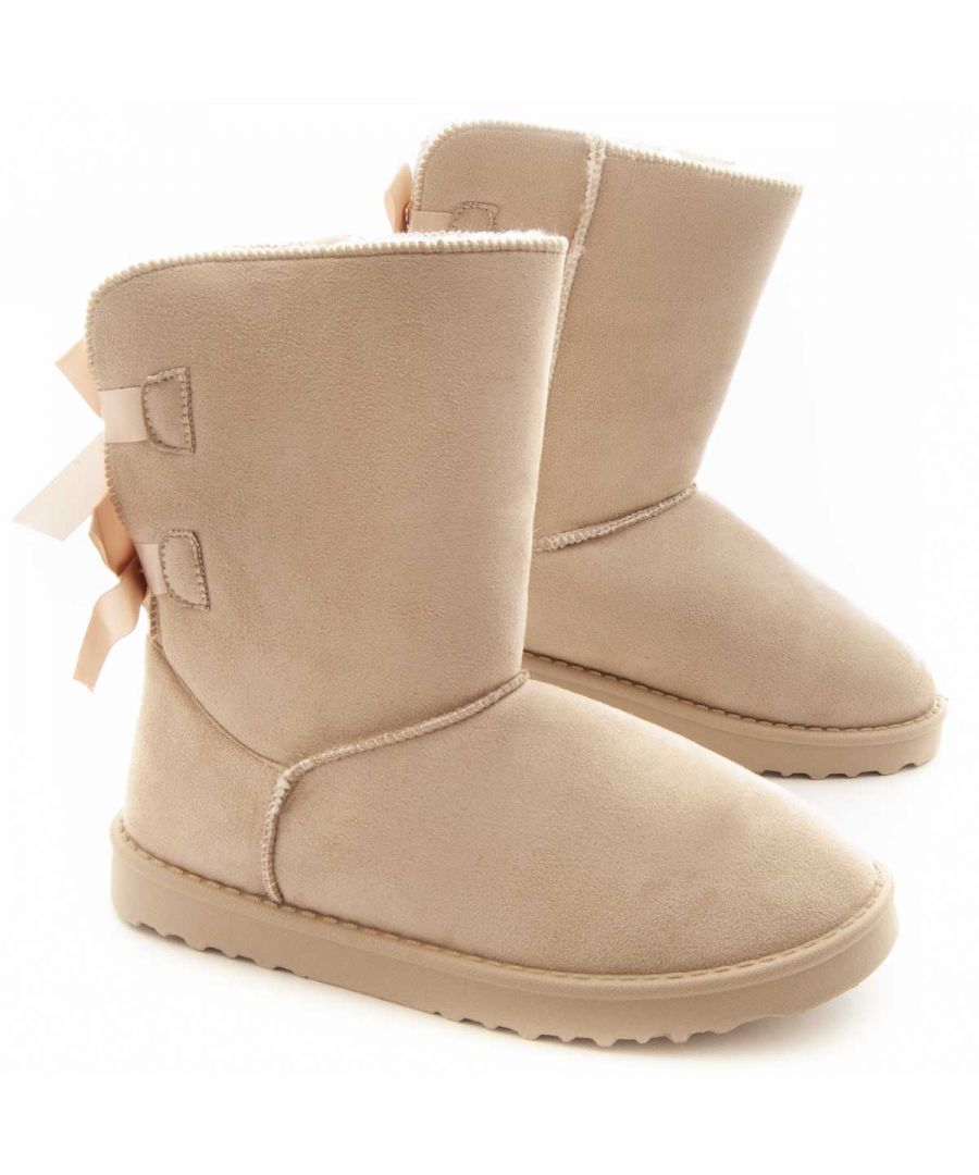 Comfortable boots for women. Perfect for winter for its inner hair lining. Non -slip and light rubber floor. Rear buttress and double reinforced for greater durability. Capsule collection in collaboration for the brand.