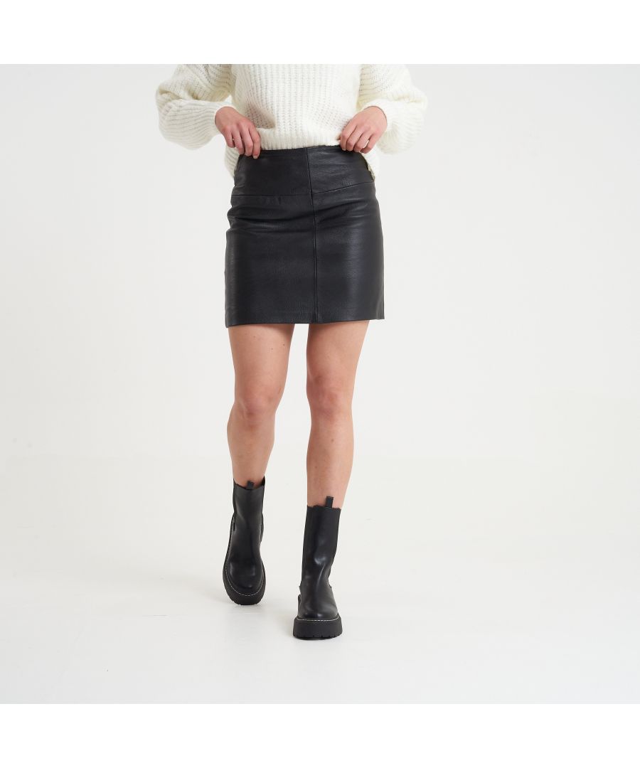 This classic real leather skirt has a subtle rambler texture, giving it the ability to age just as gracefully as you. Made from 100% sheep leather, this gorgeous high-waisted skirt is surprisingly lightweight with a buttery soft feel. Fastened with a zip at the back, this sturdy item will be your favourite key piece for years to come.