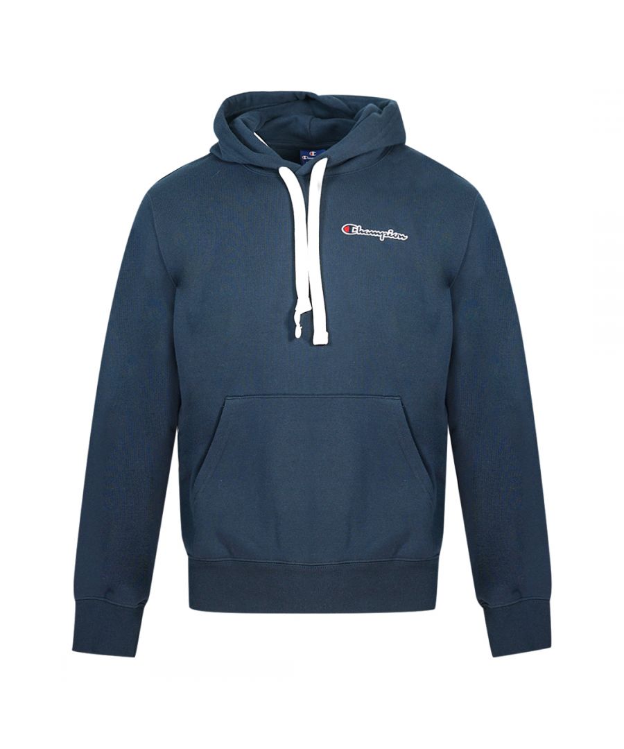 Champion marineblauwe hoodie met klein logo op de borst. Kampioen blauwe hoodie. Elastische mouwuiteinden en taille, capuchon met trekkoord. Voorzakken. 67% katoen 33% polyester. Stijlcode: 215930 BS538