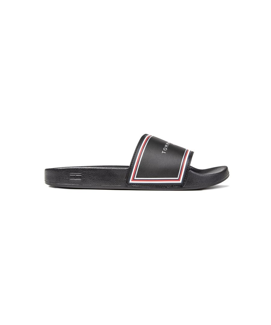 Als de kust roept. wees er klaar voor; in de glijbaan van Tommy Hilfiger. Deze zomersandalen voor dames hebben een merkband aan de bovenkant. een voorgevormd voetbed en gemaakt van duurzaam PVC. Ze worden geaccentueerd met logodetails die een frisse designerlook toevoegen.