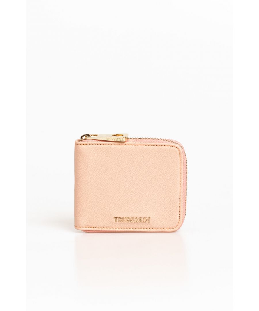 Portefeuille de taille moyenne en cuir grainé. Ouverture latérale avec fermeture éclair. Logo Trussardi en lettres métalliques appliqué sur le devant. Dimension : 12 X 10 X 2