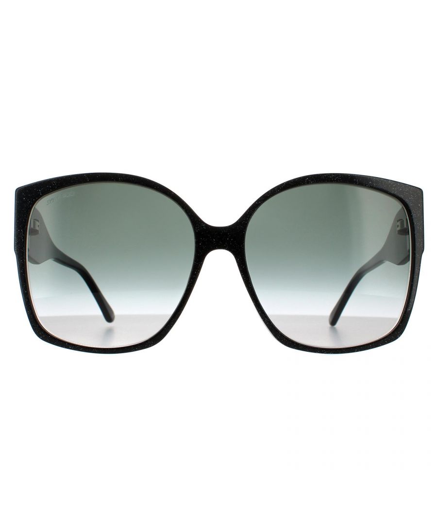 Jimmy Choo zonnebril Noemi/S DXF 9o Black Dark Gray Gradient zijn een vierkante stijl gemaakt van lichtgewicht acetaat. Rubberen neuskussens en gradiëntlenzen bieden de hele dag comfort. Een Jimmy Choo Glitter -logo is gegraveerd in de tempels voor merkauthenticiteit