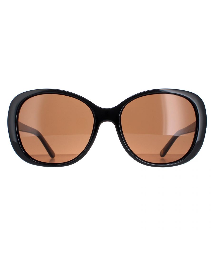 Ted Baker TB1343 Nola 001 bruine zonnebril is een stijlvol en verfijnd accessoire dat elke look zal verheffen. De zonnebril is ontworpen om comfortabel en stevig te zitten, zodat hij op zijn plaats blijft terwijl je onderweg bent. Het logo van Ted Baker staat op de slanke veren voor de authenticiteit van het merk.