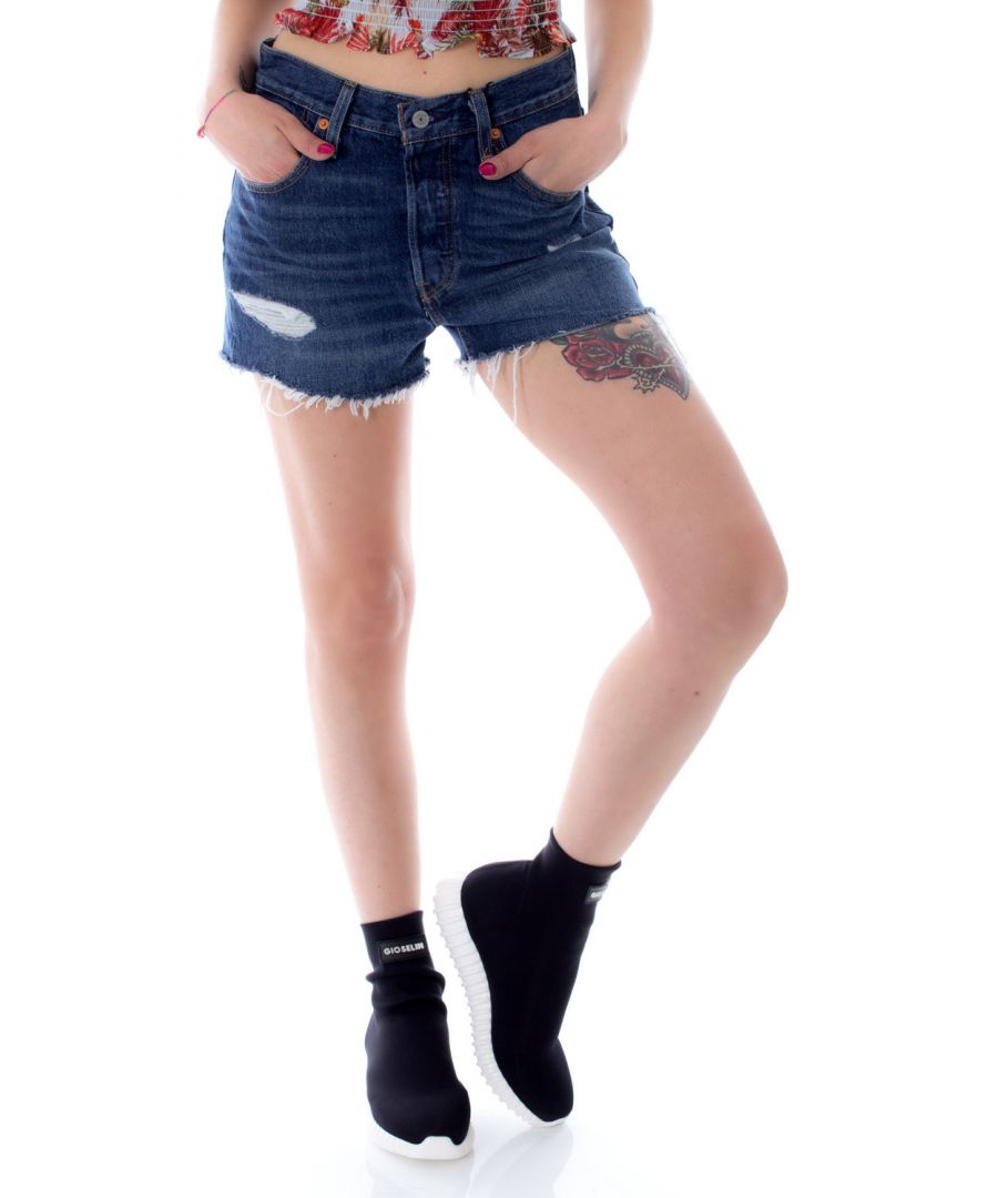 Womens Levis 501 Original Shorts in denim.- 5-pocket construction.- Full button fastening.- High waist.- Shaped hem on hips and thighs.- Fringed at the bottom.- 100% Cotton.- Ref: 563270018