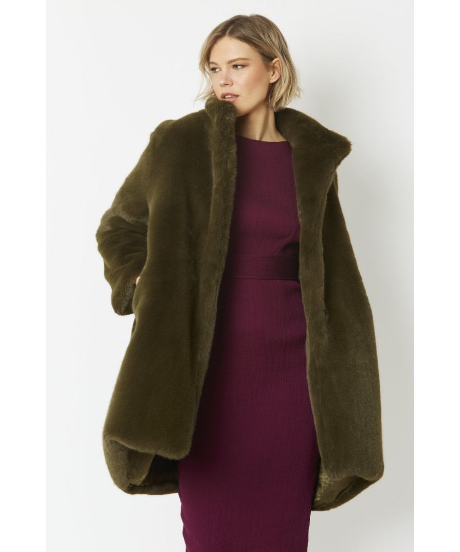 Comfortably fits size 10 - 18 depending on desired fit\nStay chic in-between seasons with this soft faux fur coat. Wear with your favourite knitwear and leopard print midi skirt, and ankle boots for a fashion-forward finish.