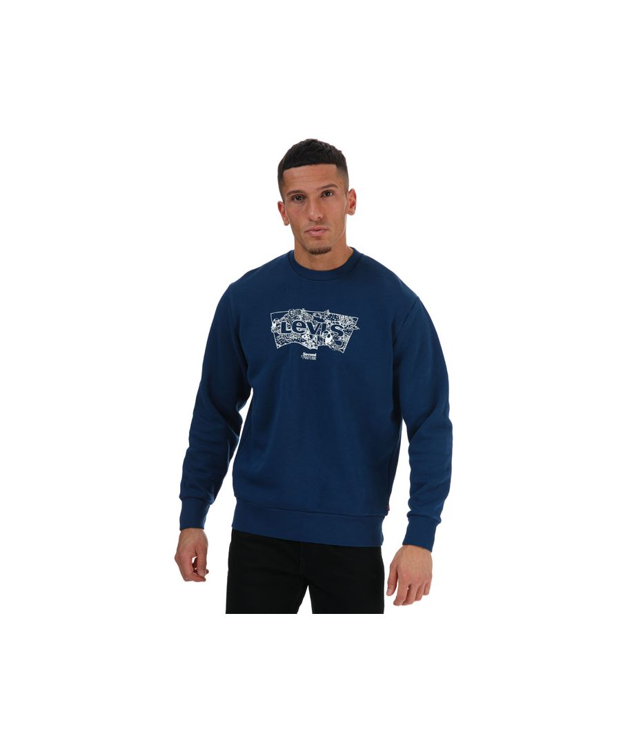 Mens Levis Graphic Crew Neck Sweatshirt in navy. – Crew neck. – Long sleeves. – Banded cuffs and hem. – Soft fleece. – Graphic print at the chest. – Levi’s logo tab to side. – Regular fit. – 80% Cotton  20% Polyester. – Ref: 387960027