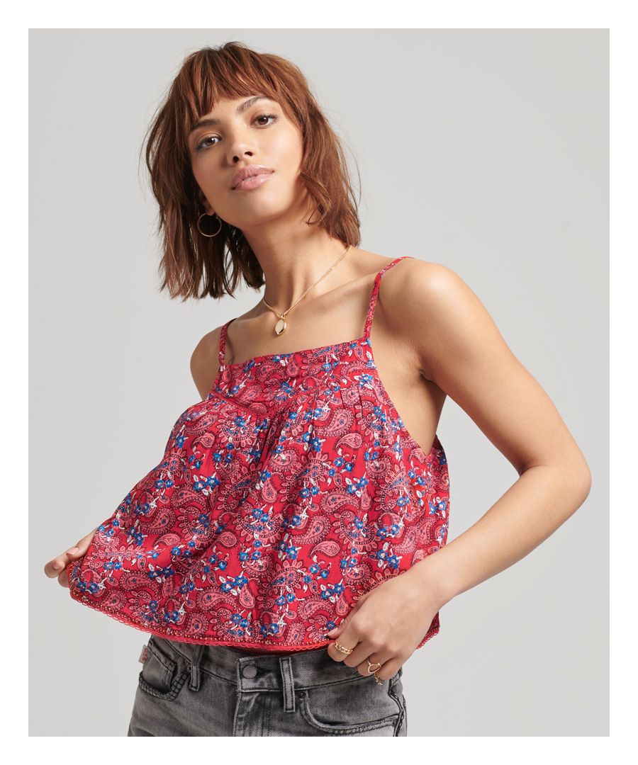 Dit Vintage versierde camitopje heeft een vintage uitstraling en een delicaat tintje. Het is de perfecte aanvulling op je retrostijl. Dit topje past bij elke outfit en is een subtiele manier om je authentieke stijl naar een hoger niveau te tillen.Ontspannen pasvorm – de klassieke Superdry-pasvorm. Niet te nauwsluitend, niet te losvallend, precies goed. Kies je gebruikelijke maatAll-over printKort ontwerpVerstelbare spaghettibandjesHoge halslijnMet oogjesKanten zoom met kraaltjesElastische achterkantMetalen Superdry-label