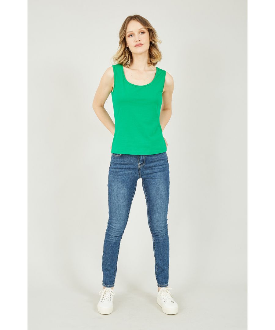 Sommigen noemen het een basic, wij noemen het must-have. Het Yumi groene hemdtopje is dit jaar het meest versleten kledingstuk in je garderobe. Het topje van 100% katoen is ademend, voelt zacht aan en is enorm veelzijdig. Hij heeft een klassieke pasvorm, ronde halslijn en is bijgesneden op de heupen. Combineer dit topje met je favoriete spijkerbroek of denim rok en sneakers voor een nonchalante look. Onze favoriete manier om het te dragen is met jeans en een lange kimono voor die koele lentemiddagen.