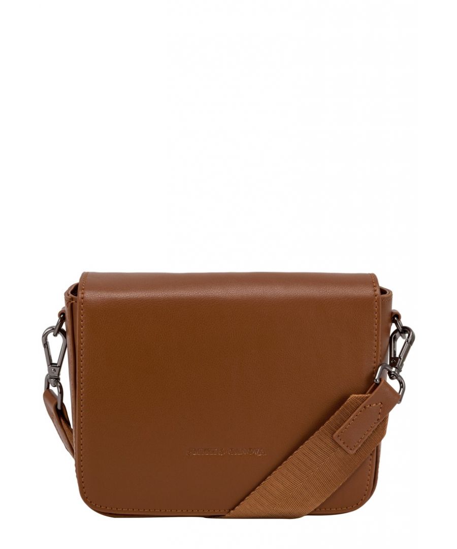 This classic design is timeless and perfect for every wardrobe. The Jensen cross body bag has a classic silhouette featuring an external slip pocket and the Smith & Canova debossed logo. Inside reveals the signature Smith & Canova lining and slip pockets, which are secured with a flap over mag dot closing and inner zip opening. Features: , Smooth leather, Smith and Canova blind debossed logo, Flapover magdot closure with inner zip opening, Gunmetal hardware, Adjustable and detachable premium nylon webbing shoulder strap, Smith and Canova signature lining, Internal slip pockets, External slip pocket on the back Style Ref: 93034 TAN