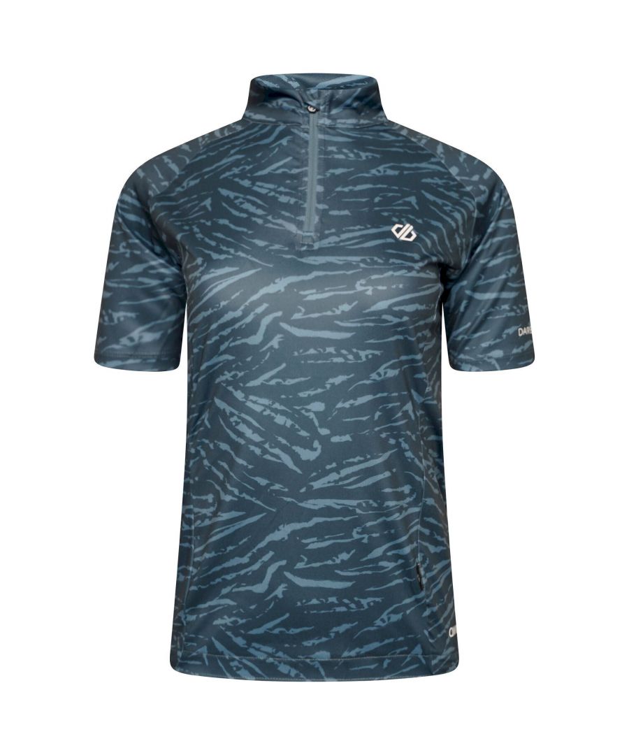100% Polyester. Design: Logo, Tiger Print. Pockets: 2 Compartment Pockets. Sleeve-Type: Short-Sleeved. Neckline: Standing Collar, Zip. Fabric Technology: Anti-Bacterial, Lightweight, Moisture Wicking, Odour Control, Q-Wic Plus, Sweat Resistant. Branded Tab, Reflective Detail.