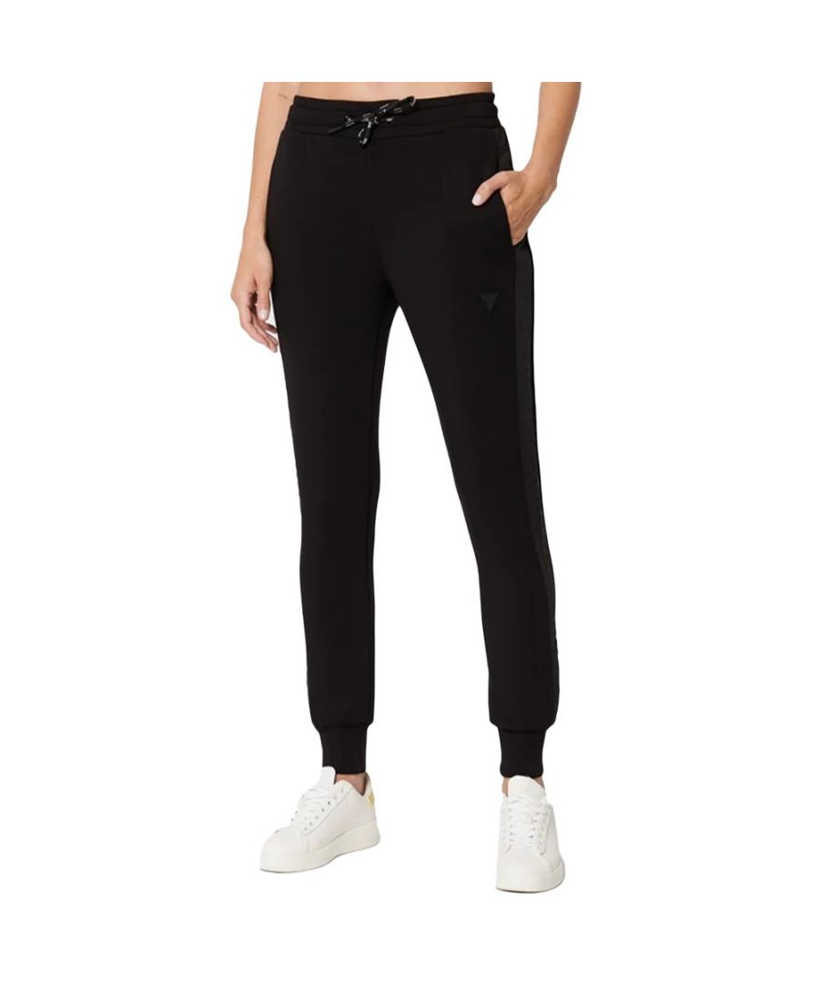 Joggingbroek Guess Black regular fit Dames Zwart Katoen. Authentieke stadskleding van het merk Guess - streetwear/sportkleding design van Guess - Guess for Women fashion, perfect voor dagelijks leven - Guess zwarte joggingbroek past perfect bij de rest van je kleedkamer - comfortabele katoenen stof - klassiek - Zwarte regular fit -