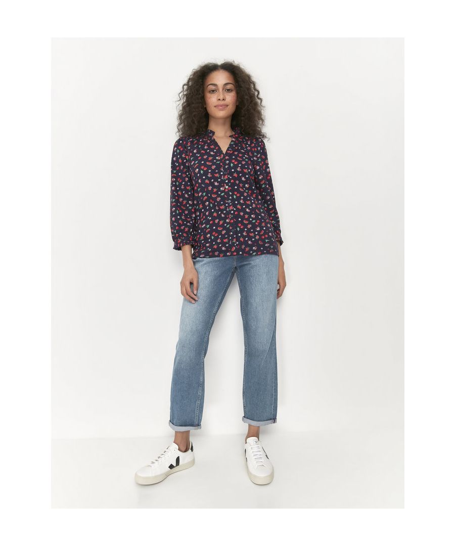 Coming in a fruit/floral print, this Khost blouse features long sleeves and a full length button fastening. Dress with jeans and trainers for a stylish everyday look!