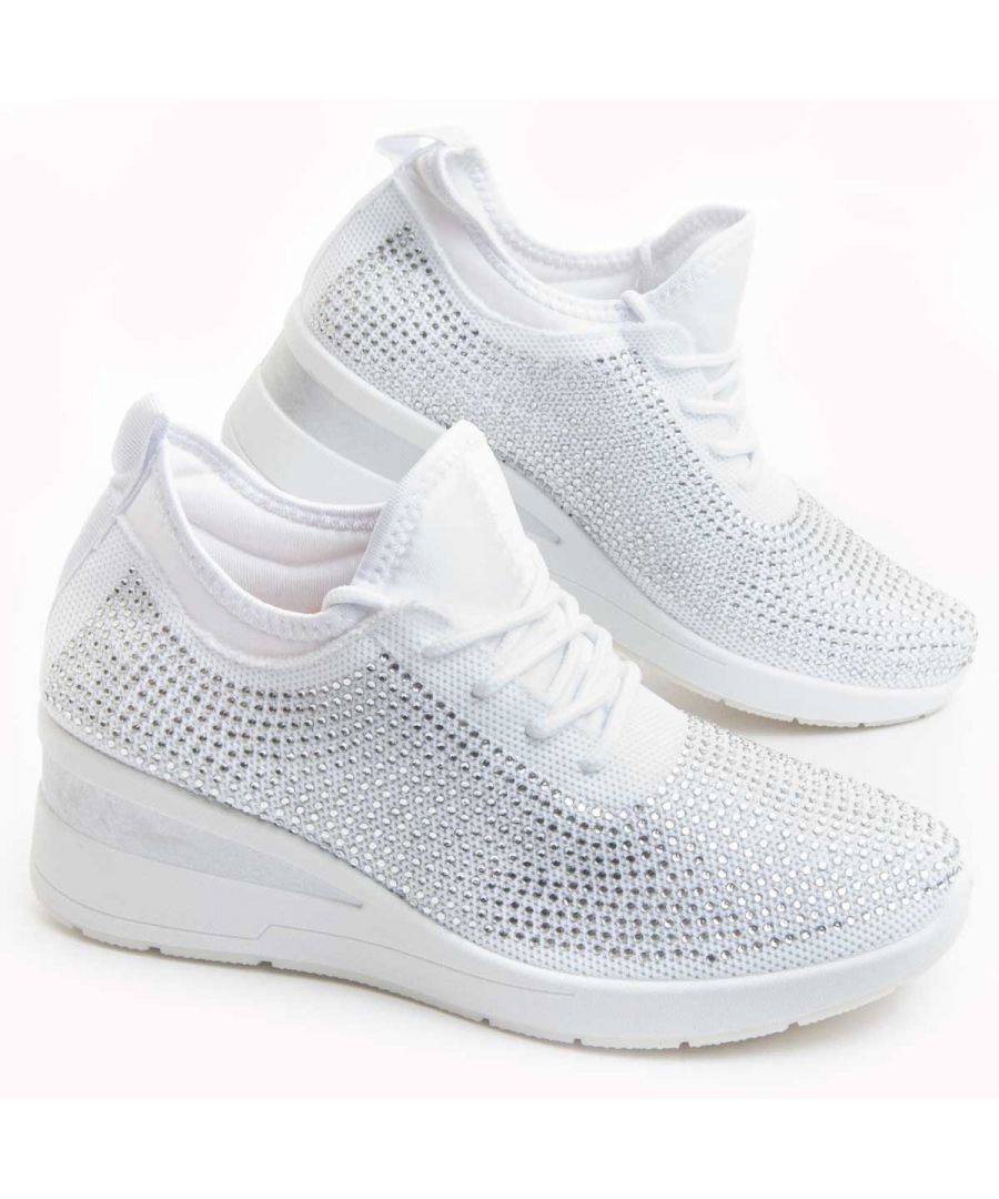 Light and comfortable sneaker for women. Padded ankle for more comfort. Non-slip-sewn sole to avoid slippage. Comfortable and flexible material that adapts to the shape of the foot. Doubly reinforced for greater durability.