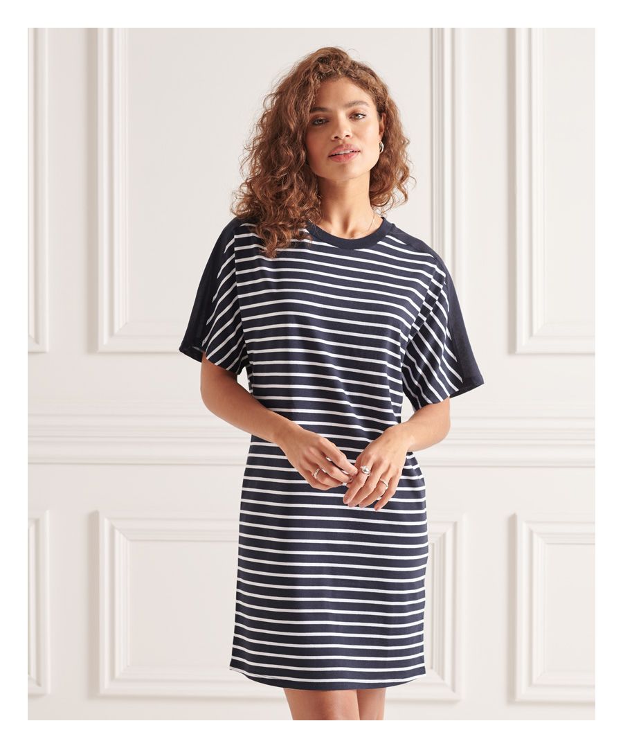 For the minimalists among us the Cotton Modal T-shirt dress is an absolute must have. Featuring a T-shirt design and short sleeves.Relaxed fit – the classic Superdry fit. Not too slim, not too loose, just right. Go for your normal sizeT-shirt style designShort sleeved