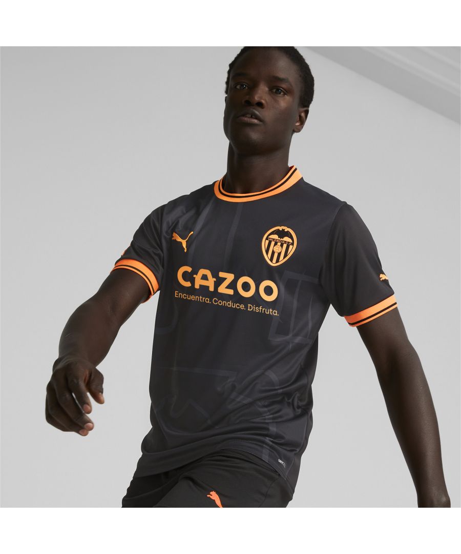 PRODUCT STORY Mestalla forever. Celebrating 100 years of the Mestalla Stadium, the 2022/23 Valencia CFAway jersey sports a black base with orange accents and a tonal repeat graphic drawn from the “Camp de Mestalla 1923-2023” centenary logo. Amunt Valencia! FEATURES & BENEFITS : dryCELL: Performance technology designed to wick moisture from the body and keep you free of sweat during exercise Recycled Content: Made with at least 20% recycled material as a step toward a better future Midori: Made with the bio-based finishing treatment miDori® bioWick DETAILS : Regular fit Set-in sleeve construction with raglan back seam Crewneck PUMA Cat Logo on the chest and sleeves Official team crest on the chest