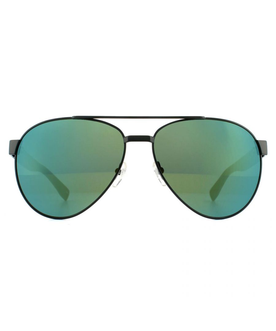 Lacoste zonnebrillen L185S 315 Mat Green Green Mirror zijn een klassieke pilootstijl met dubbele brug en dikke plastic armen met het alomtegenwoordige Lacoste Alligator -logo bij de tempels.