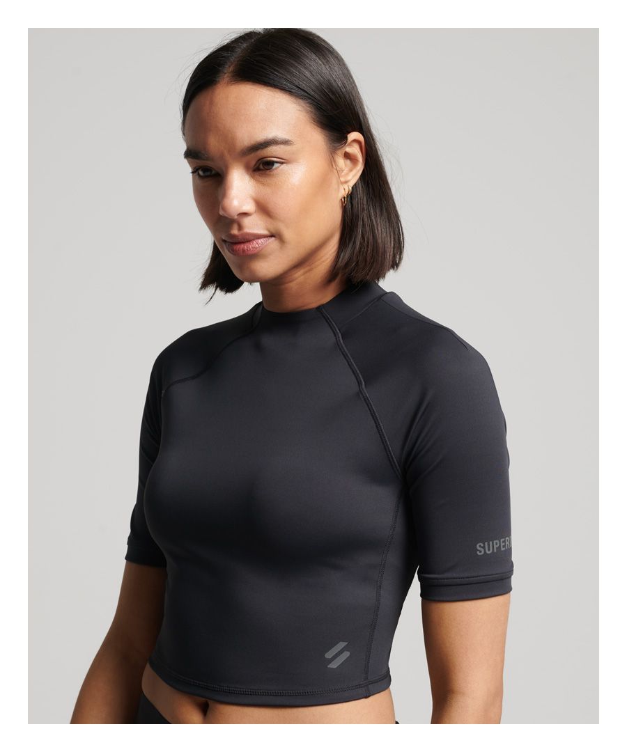 Upgrade je trainingsoutfit met ons strakke, korte 3/4 Run-topje. Dit strakke, stijvolle en sportieve kledingstuk wordt vast een van je favorieten.Aansluitend: Een nauw op het lichaam aansluitende pasvorm.Ademende stof - Laat lucht en vocht door het materiaal gaan zodat je comfortabel blijftVochtafvoerend - Helpt je lichaamstemperatuur te reguleren door transpiratievocht van het lichaam weg te leiden en via de buitenkant van de stof af te voerenKorte mouwenKenmerkende logodetails