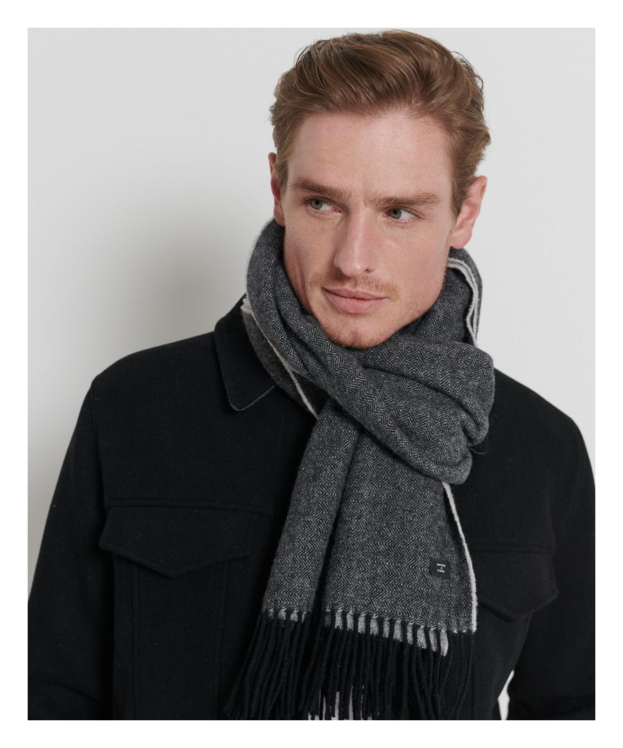 Ga warm de deur uit dit seizoen en doe het stijlvol. De Studio-sjaal is een veelzijdige, warme aanvulling op elke look bij koud weer.Rijke wolmixGerafelde zoomKenmerkend Superdry-labelL 180 cm x B 70 cm