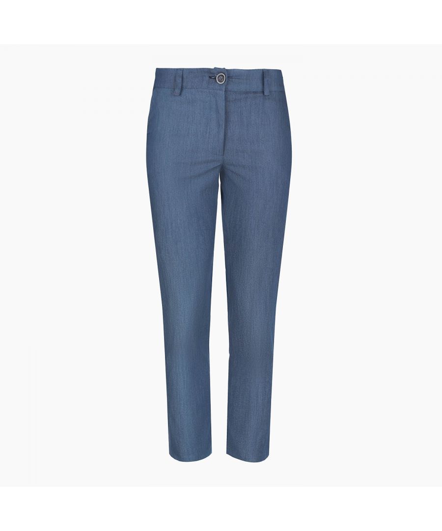 These 7/8 length crop pants are crafted in blue stretch denim style fabric. There is a 5cm waistband with belt loops in the same fabric. The pants fasten in the front with a white button in natural material and white concealed zip. There are diagonal slit pockets at the sides. On the outer side of the hem, there is a rounded slit. These pants are eco-friendly.