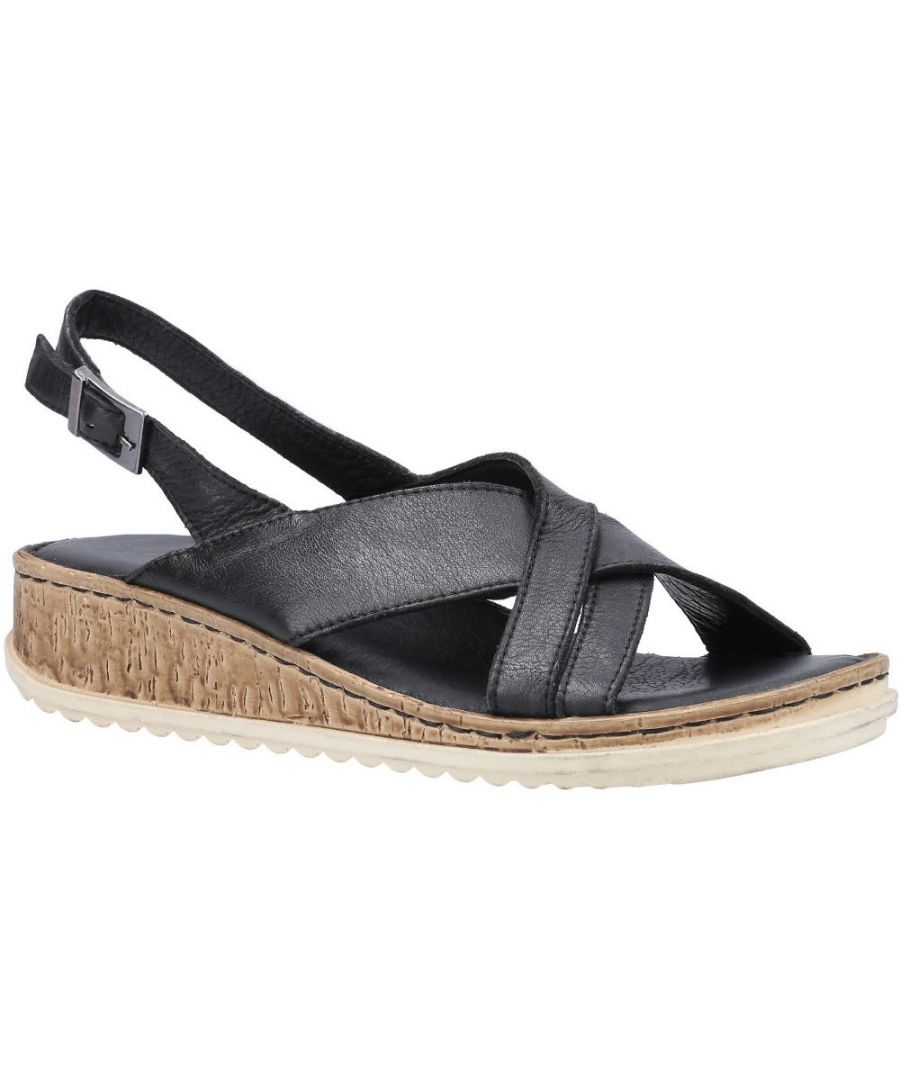 Ontspan en kom de dag door in deze comfy zomersandalen van Hush Puppies. Dit paar heeft een ontwerp met gekruiste banden op een comfortabel voetbed. gecombineerd met een wigvormige gripzool. Geniet van de zomer in deze super comfortabele. veelzijdige sandalen.