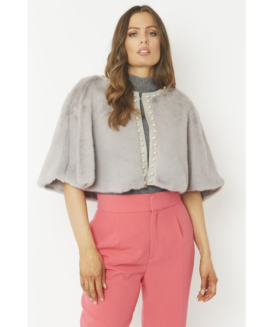 Please note all One-Size Jayley products comfortably fit sizes 8-14. This cropped cape is a pretty cover