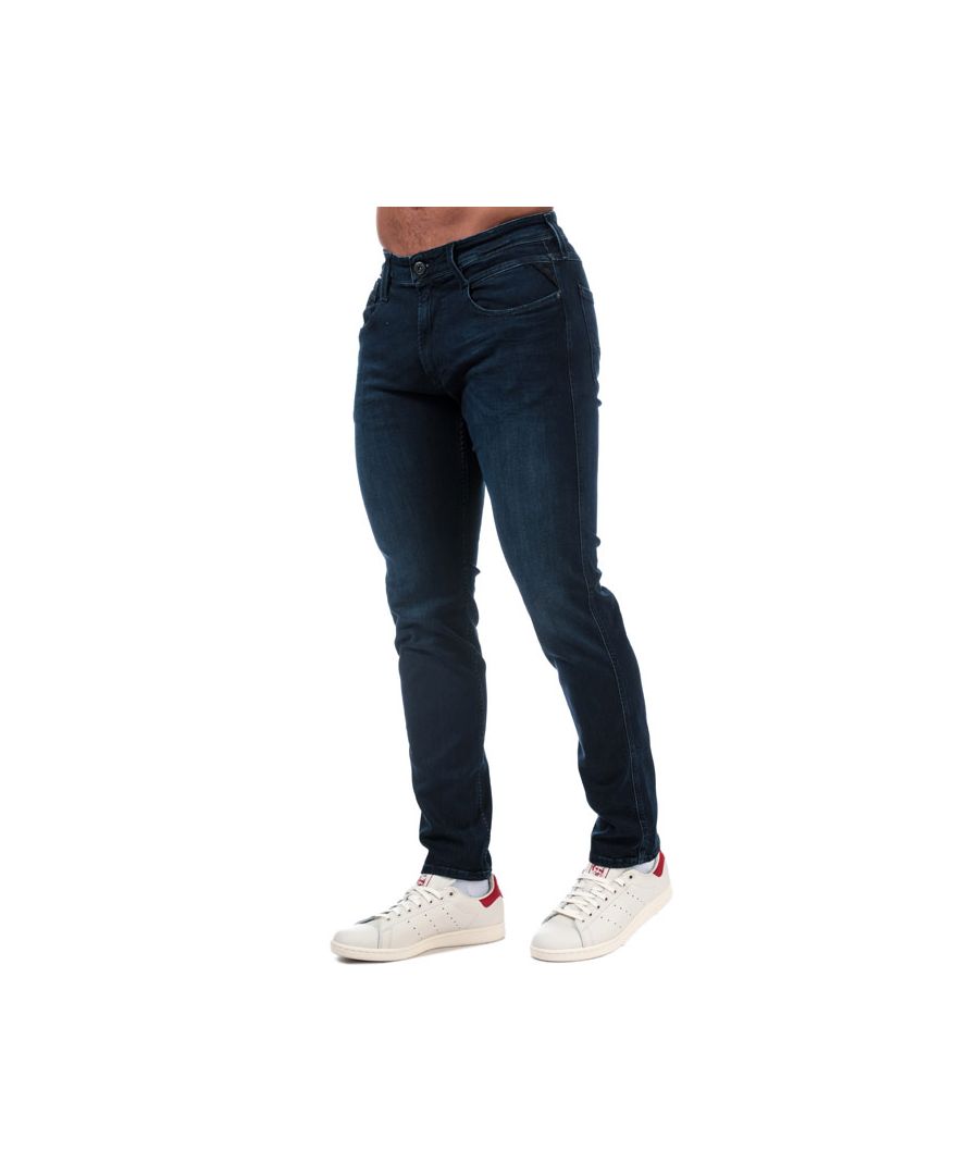 Dark indigo-denimkleurige Replay Anbass slimfit jeans voor heren.<br /><br />- Ritssluiting met enkele knoop met logo.<br />- Klassiek ontwerp met 5 zakken.<br />- Riemlussen aan de taille.<br />- Replay-logolabel op de linkerzak.<br />- Leren patch met merkdetails op de taille.<br />- Ton-sur-tonstiksels.<br />- Slanke, rechte broekspijpen.<br />- Denimstof met stretch.<br />- Korte binnenbeenlengte ca. 76 cm., normale binnenbeenlengte ca. 81 cm., lange binnenbeenlengte ca. 86 cm.<br />- 90% katoen, 8% polyester, 2% elastaan. Machinewasbaar tot 30 graden.<br />- Ref: M94J51D003007<br /><br />Afmetingen zijn slechts bedoeld als richtlijn.
