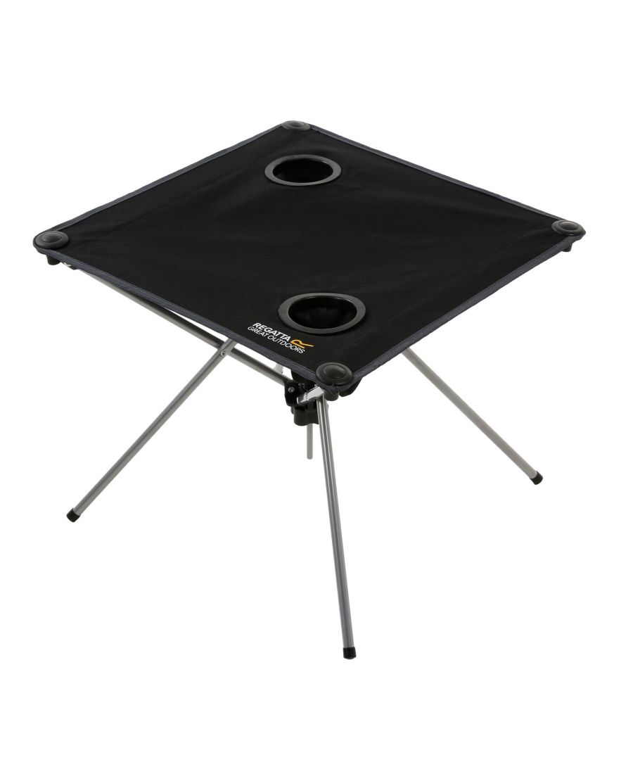 Bovenkant van 100% polyester met stalen frame. Lichtgewicht en compacte opklapbare tafel. 2 ingebouwde bekerhouders. Maximale belasting 20kg. Inclusief opbergzak. H48, L48, D39cm.