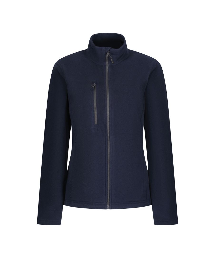 Materiaal: 100% gerecycleerd polyester. Ontwerp: Gebeeldhouwd. Stoftechnologie: Anti-pilling, sneldrogend. Lichtgewicht, PFC-vrij, zachte aanraking. Mouwtype: Met lange mouwen. Hals: Ritssluiting. Zakken: Rits, 2 Onderzakken, 1 Borstzak. Bevestiging: Volledige ritssluiting, ritsbescherming.