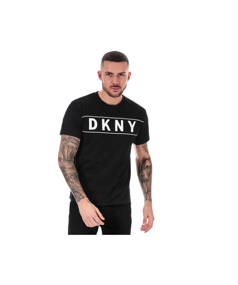 Chargers lounge T-Shirt voor heren in zwart.<br /><br />- Gemaakt van comfortabel stretchkatoen.<br />- DKNY-merkdetails op de voorkant.<br />- Ronde hals <br />- 100% katoen, geschikt voor de wasmachine.<br />- N56712