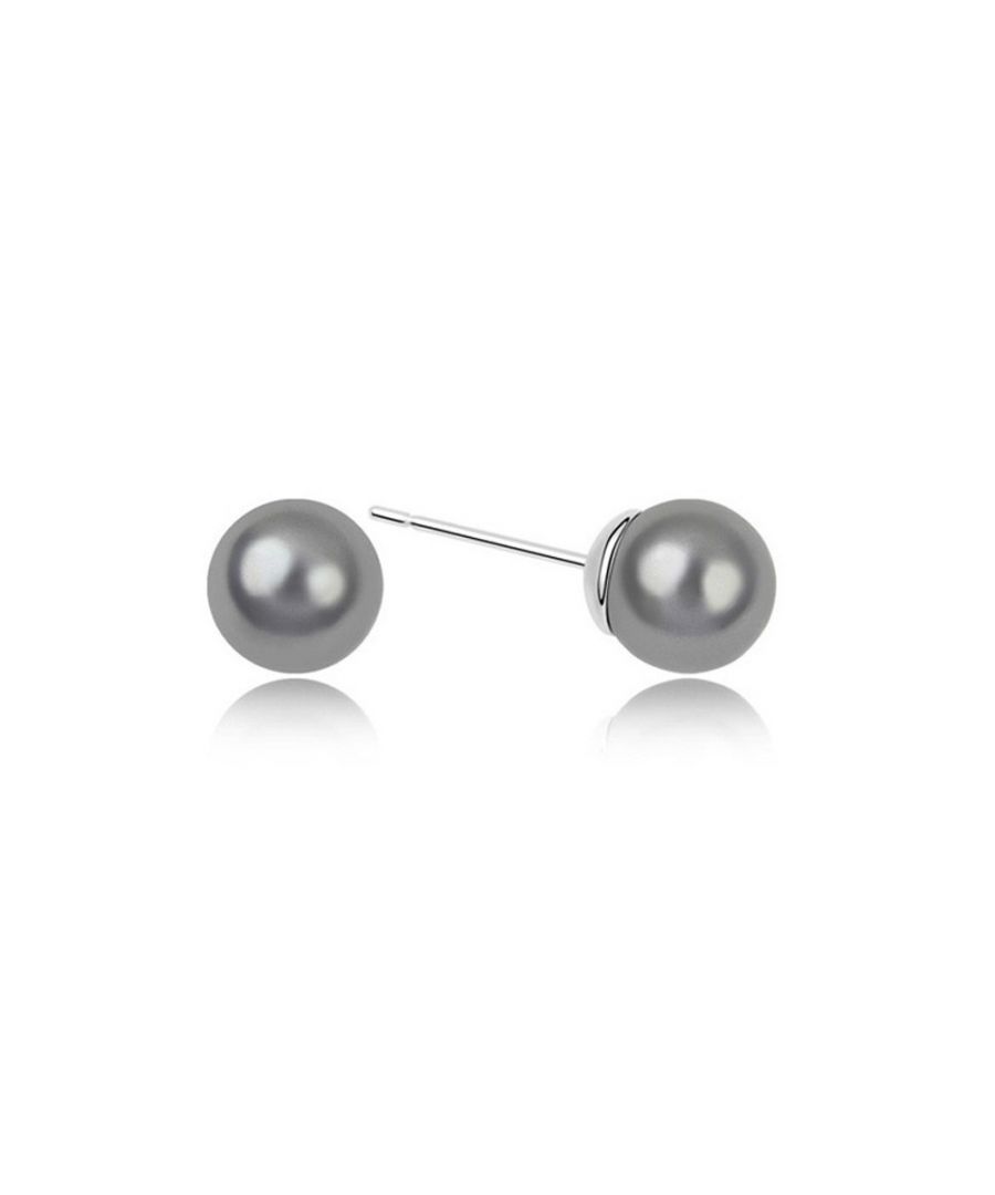 Oorbellen met grijze parel. Deze elegante oorbellen zijn gemaakt met parels met een parelgrijze kleur. De basis heeft een plating van hooggelegeerd rhodium voor een perfecte afwerking en extreme glans. Diameter: 8 mm. Antiallergene legering. Geschikt voor oren met gaatjes