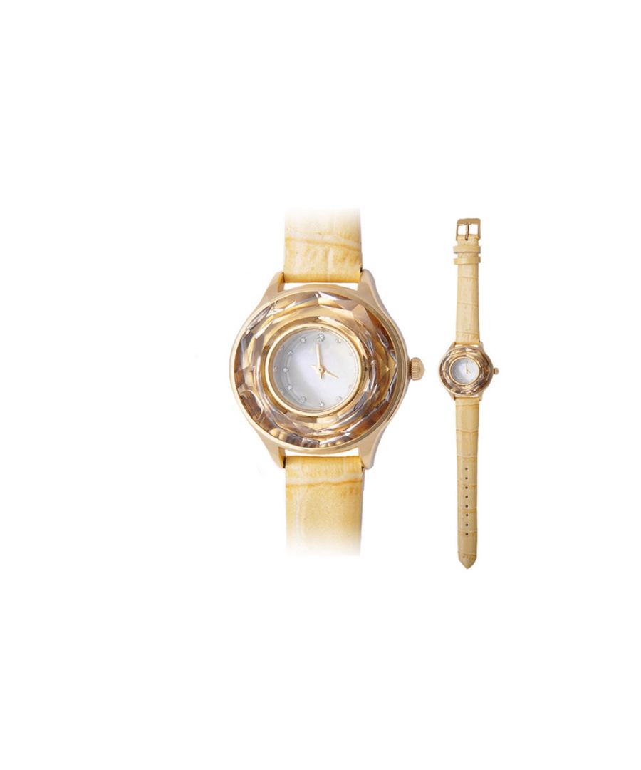 Gouden horloge met Swarovski Elements-kristallen. Dit prachtige horloge is versierd met Swarovski-kristallen. Op de wijzerplaat prijkt een groot en uniek geel Swarovski-kristal met een groot scala aan reflecties. De kleine witte kristallen op de wijzerplaat wijzen de uren aan. De kwaliteit en perfecte afwerking zullen je niet teleurstellen! Dit horloge geeft niet alleen de tijd aan. Het is een prachtig juweel dat heel de dag voor een extra stijltouch zorgt. Kenmerken: Type uurwerk: Japans uurwerk. Materiaal: gerodineerd roestvrij staal. Wijzerplaat type: analoog. Type armband: leren band. Lengte: 29 cm. Afmetingen frame: 3,2 cm. Kristallen: waterbestendig horloge met Swarovski Elements-kristallen. Kleur: geel