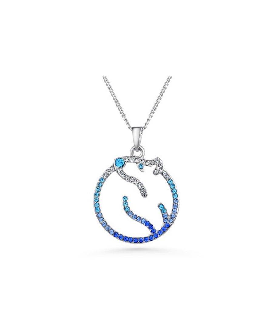 IJsbeerhanger met blauwe Swarovski Elements-kristallen. Deze prachtige hanger heeft de vorm van een ijsbeer. De hanger is gezet met blauwe en witte Swarovski Elements-kristallen. Een iets groter blauw kristal vertegenwoordigt de neus van de beer. In deze hanger komen opmerkelijke verfijning en een artistiek design samen. Een echte aanwinst met stralende charme die je decolleté zal accentueren! De basis heeft een plating van hooggelegeerd rhodium voor een perfecte afwerking en extreme glans. Grootte hanger: 2,4 cm x 2,4 cm. Sluiting: karabijnsluiting. Geleverd met gerodineerde ketting van 38 cm (verstelbaar met 5 cm).