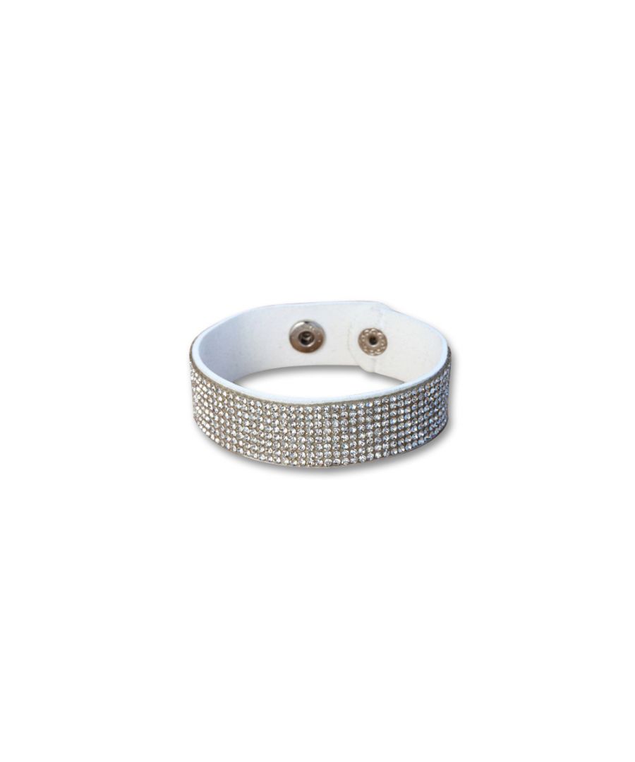 Wit leren armband met witte Swarovski Elements-kristallen. Deze prachtige witte leren armband is gezet met een grote hoeveelheid witte Swarovski Elements-kristallen. De armband sluit heel handig en snel met zilverkleurige metalen drukknopen. De lengte is verstelbaar dankzij de 2 drukknopen. Deze schitterende armband geeft je outfit een stijlboost op elk feestje! Afmeting: 20 cm x 2 cm. Geniet van deze prachtige armband die nooit teleurstelt.