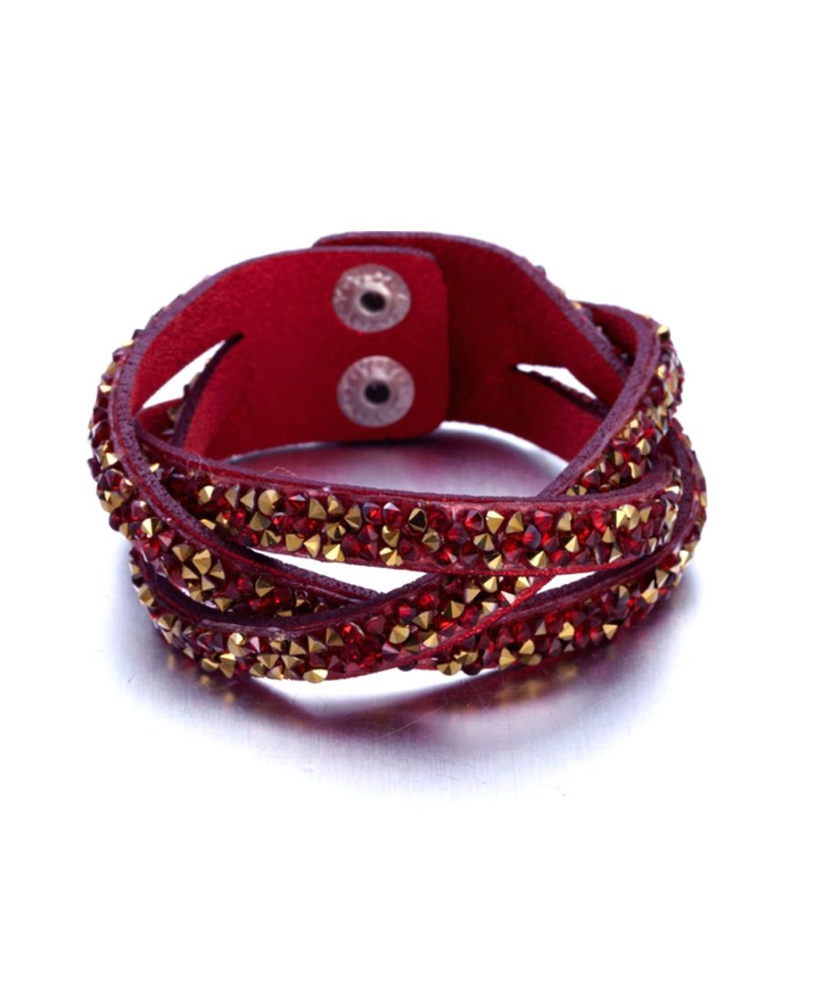 Rode leren gevlochten armband met rode en gouden Swarovski Elements-kristallen. Deze prachtige rode leren armband bestaat uit 3 gevlochten rijen. Deze zijn bezet met tal van rode en goudkleurige Swarovski Elements-kristallen met intense reflecties. Met de roestvrijstalen dubbele drukknoopsluiting doe je de armband snel om. Deze schitterende armband geeft je outfit een stijlboost op elk feestje! Afmeting: 20 cm x 2,3 cm. Geniet van deze prachtige armband die nooit teleurstelt.