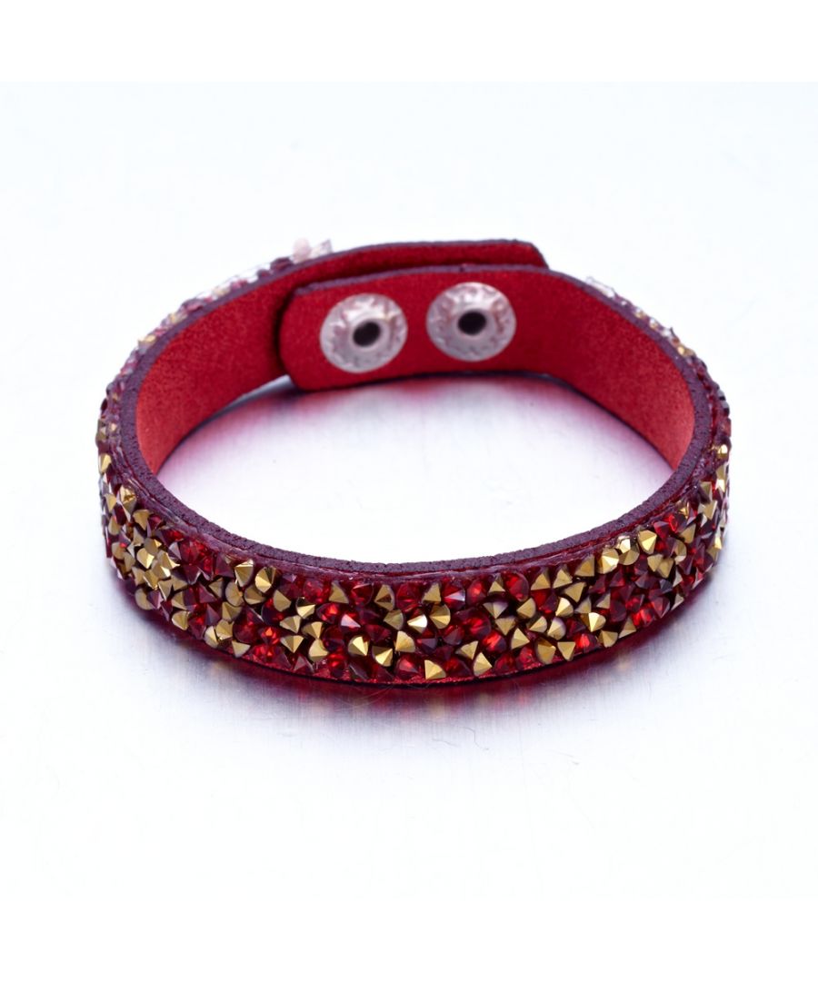 Goud- en roodkleurige armband met Swarovski Crystal Elements en rood leer Deze prachtige armband is gemaakt van rood leer. Deze armband is bezet met tal van goudkleurige en rode Swarovski Elements-kristallen met intense reflecties. Met de roestvrijstalen drukknoopsluiting doe je de armband snel om. De lengte is verstelbaar dankzij de 2 drukknopen. Deze schitterende armband geeft je outfit een stijlboost op elk feestje! Afmeting: 18 cm x 1,2 cm Geef je over aan de schoonheid van deze armband die je niet teleur zal stellen.