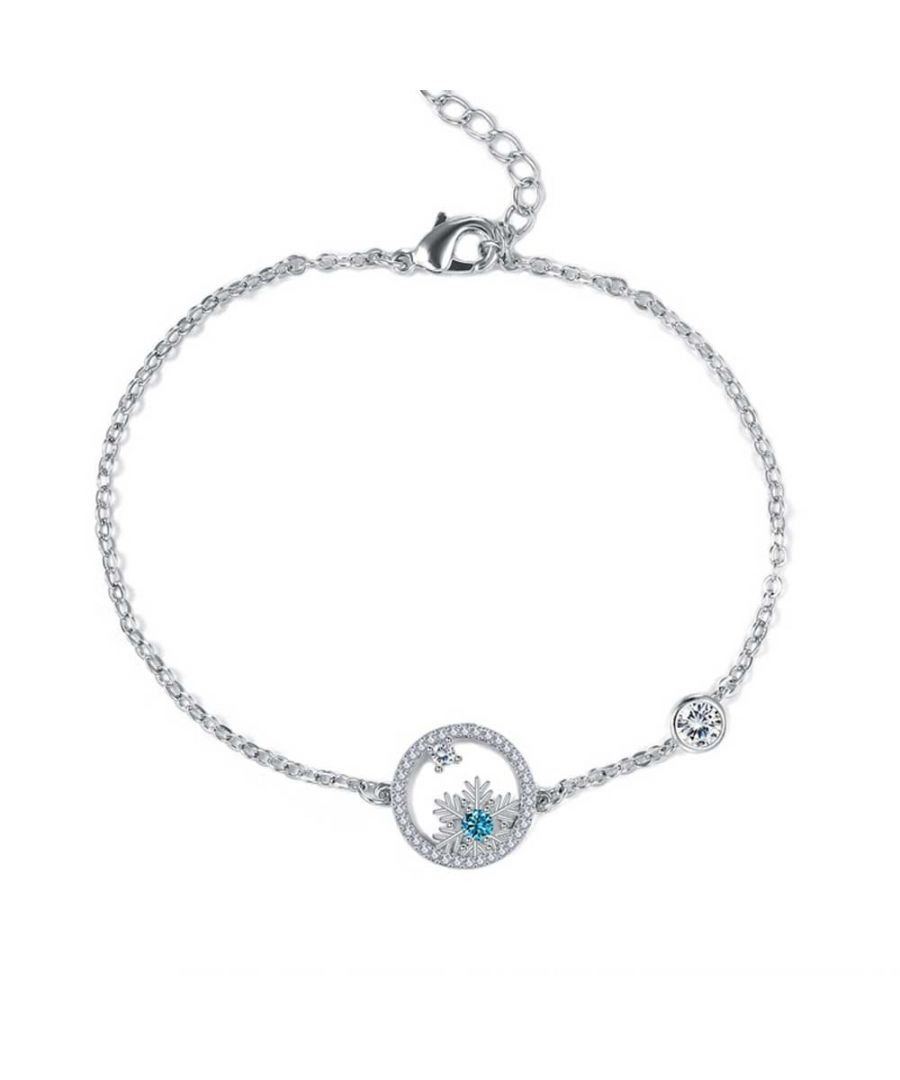 Prachtige armband in de vorm van een sneeuwvlok, gemaakt met witte Swarovski-kristallen en een blauw kristal. Met rhodium verguld frame. Afmetingen van de vlok: 1 x 1 cm. Lengte armband 17 cm verstelbaar +4 cm. Karabijnsluiting.