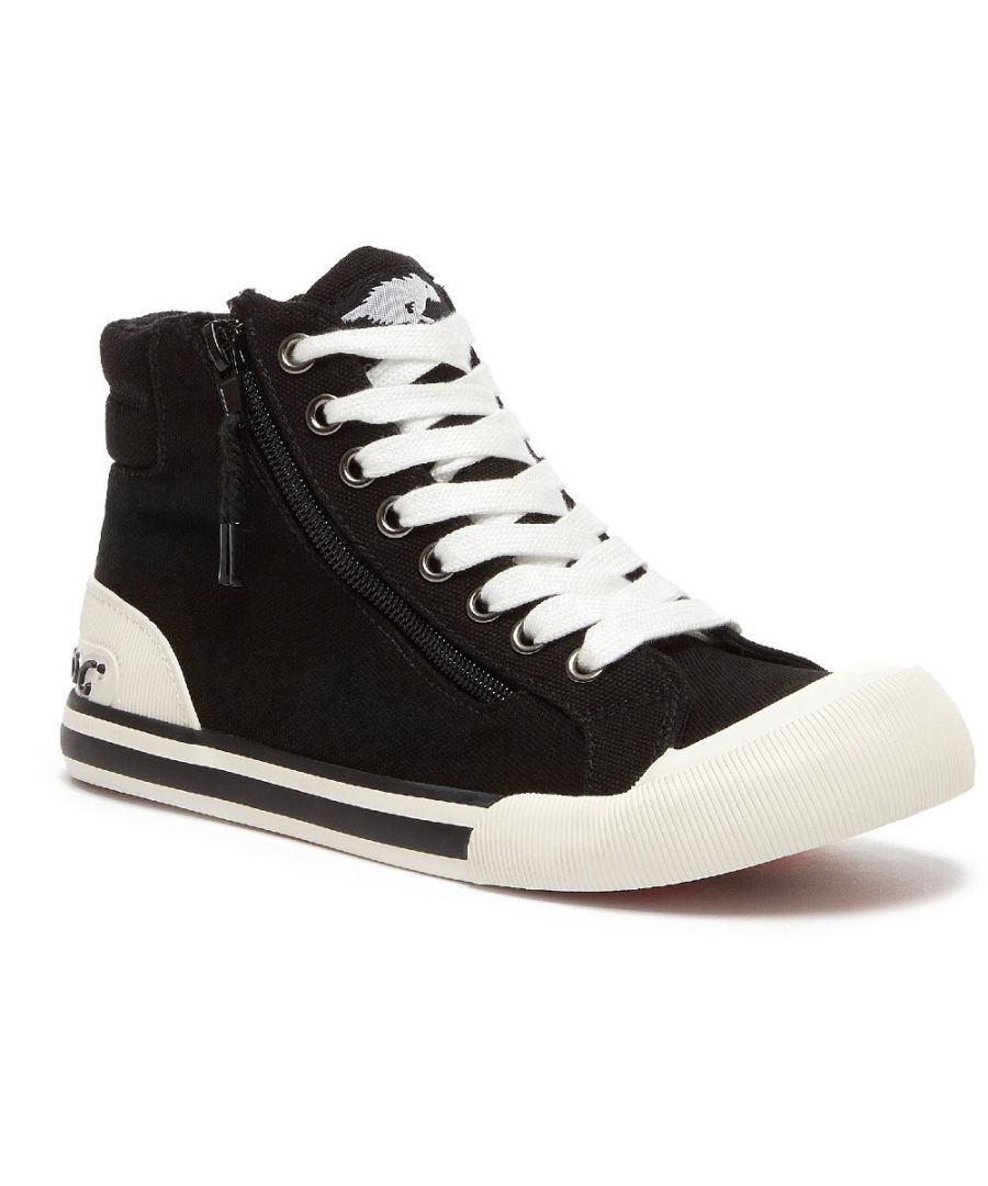 Geef je garderobe een boost met deze pittige hi-top sneakers van Rocket Dog. Gemaakt van een zachte zwarte canvas stof. dit paar heeft een gewatteerde binnenzool van schuim. iconische rubberen neus. gemerkte rubberen hielkooi en gemerkt. decoratieve ritssluiting voor een trendy look.