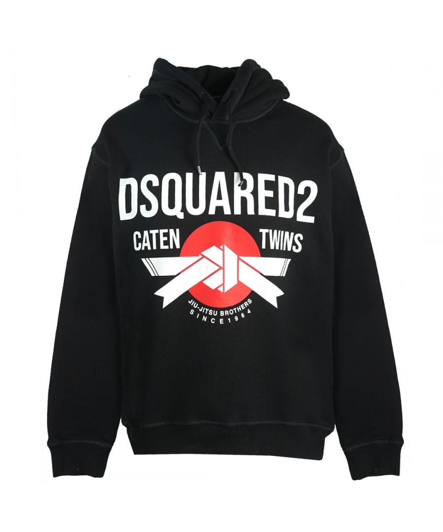 Dsquared2 Cool Fit Jiu-Jitsu Brothers zwarte hoodie. Dsquared2 Cool Fit S71GU0364 S25042 900 Hoodie. 100% katoen. Jiu-Jitsu-riemlogo. Normale pasvorm, valt normaal qua maat. Elastische mouwuiteinden en tailleband