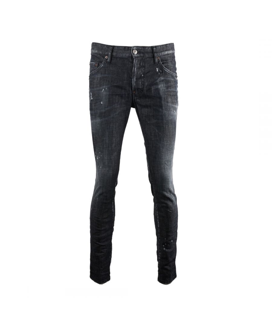 Dsquared2 Skater Jean zwarte verwassen en versleten jeans. Dsquared2 Skater Jean S71LB0658 S30357 900. Stretchdenim 98% katoen, 2% elastaan. Knoopsluiting, versleten en verwassen denim. Slanke pasvorm met taps toelopende pijpen. Merkbadge