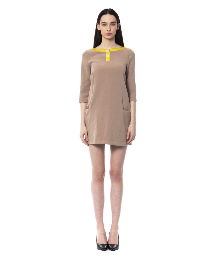 Robe courte. Manches 3/4. Col rond. Boutons personnalisés.