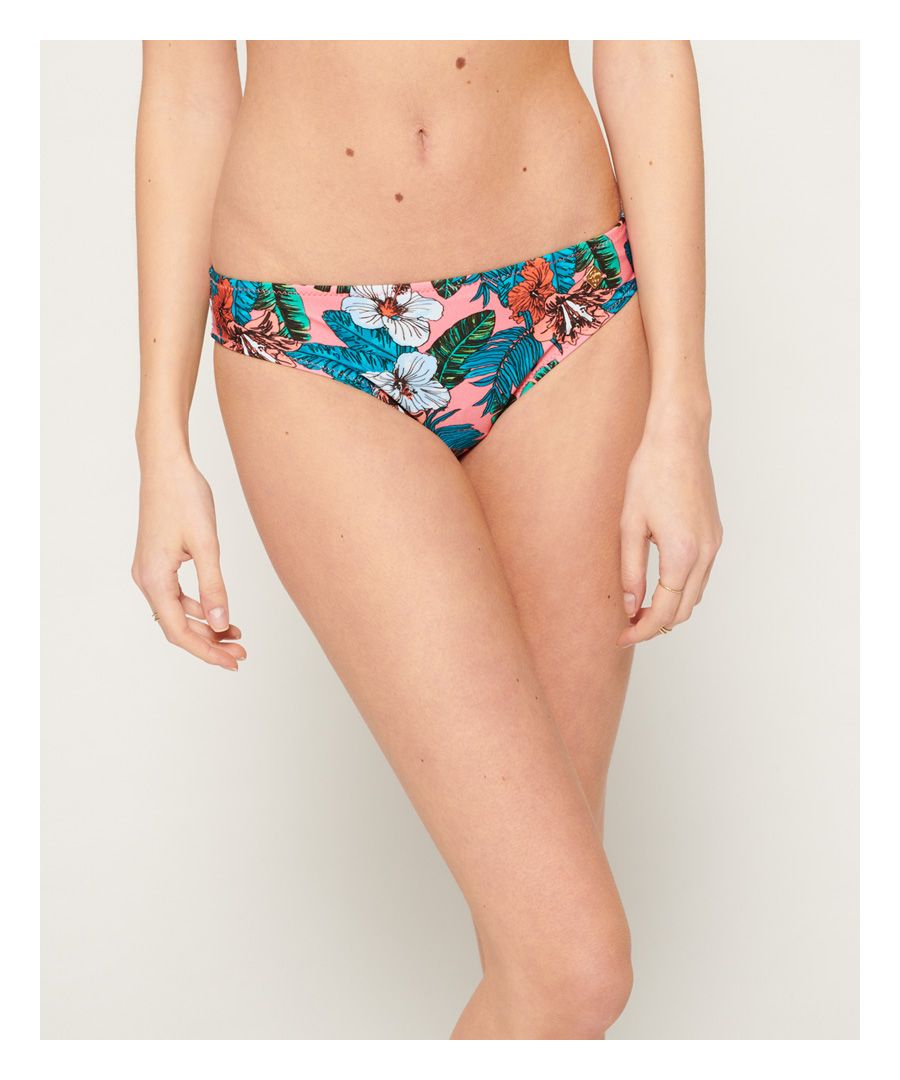Superdry women’s Pop hibiscus bikini bottoms. A bikini bottom with an all over tropical print and finished with a subtle metal Superdry logo badge on the hip. Matching top available. \n Please note due to hygiene reasons, we are unable to offer an exchange or refund on swimwear, unless they are sealed in their original packaging. This does not affect your statutory rights.\n Model wears: 10/Small Model height: 5’ 10” (178cm)
