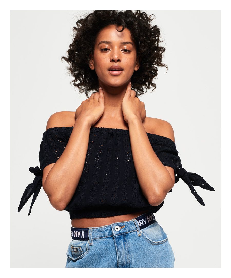 Superdry women’s Amiee bardot top. Summer has arrived with the crop top, featuring a ribbed elasticated off the shoulder design with tie sleeves and a ribbed elasticated hem. The Amiee top is finished with a metal logo badge just above the hem.