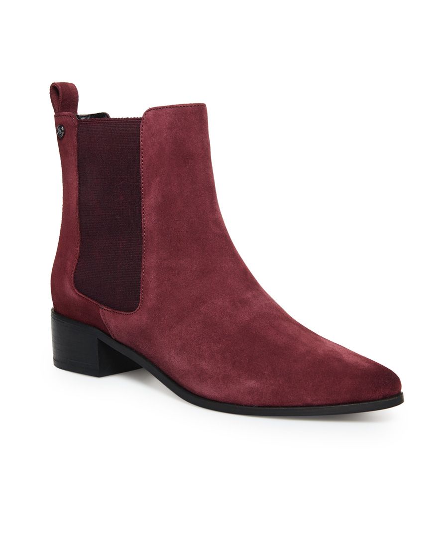 Superdry women’s Zoe Quinn high Chelsea boots. Step out in style in these leather Chelsea boots featuring elasticated side panels, a heel pull tab and finished with a subtle, metal Superdry logo badge below the shoe opening. Heel height: 4cm