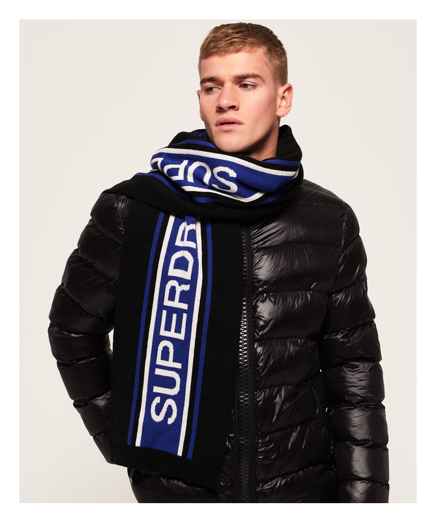 Houd de kou van je nek en borst terwijl je er stijlvol en trendy uitziet. met deze zachte en warme Superdry Oslo Racer-sjaal. Met een kenmerkende branding en een lengte van 180 cm. de sjaal houdt je warm tijdens lange wandelingen door stad en platteland.