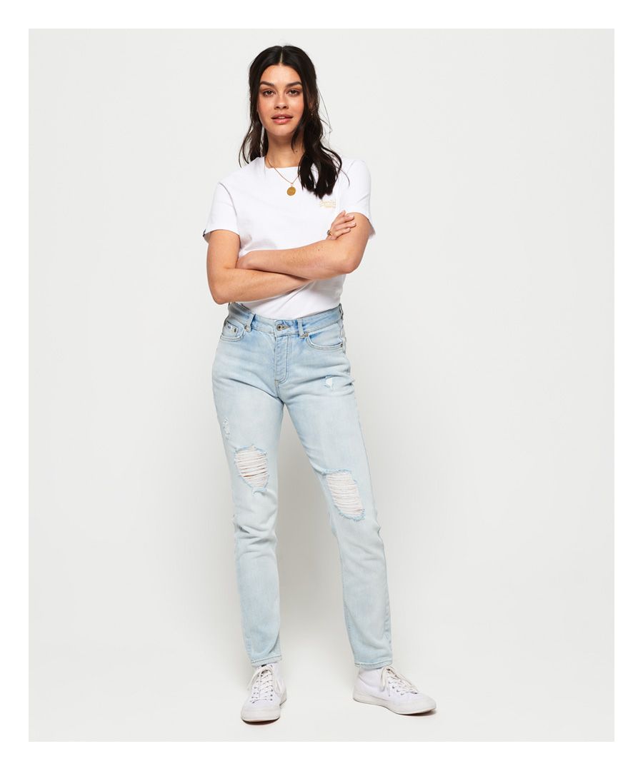 Superdry women’s Harper Boyfriend jeans. A relaxed fit pair of jeans with a distressed finish, a classic five pocket design, a button fly fastening and belt loops. The Harper Boyfriend jeans are finished with a Superdry Denim patch on the coin pocket and a leather logo patch on the back waistline.