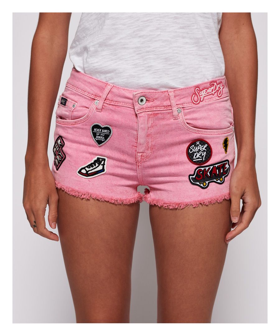 Superdry women’s Denim Hot shorts. Throw these hot shorts on with your favourite t-shirt for the ultimate casual look. The shorts feature a classic five pocket design, zip fly fastening and distressed hems. These denim hot shorts are finished with a small Vintage Superdry logo patch on the coin pocket and a leather Vintage Superdry logo patch on the rear of the waistband.