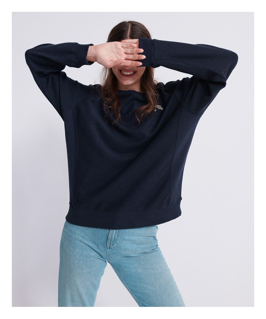 Superdry Dry Camo Patch-damessweatshirt met ronde hals. Upgrade je dagelijkse kleding dit seizoen. Dit sweatshirt heeft een ronde hals en geribde boorden. Afgewerkt met een Superdry-badge op de borst. Combineer hem met een jeans en laarzen voor een stijlvolle moderne look.Ontspannen pasvorm