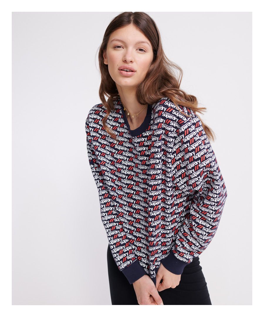 Superdry Coral Design-sweatshirt met ronde hals voor dames. Update je sweatercollectie dit seizoen met dit sweatshirt met lange mouwen, een geribde ronde hals, geribde boorden en een all-over Superdry-logo. Combineer het met je favoriete jeans voor een perfecte look.Oversized pasvorm